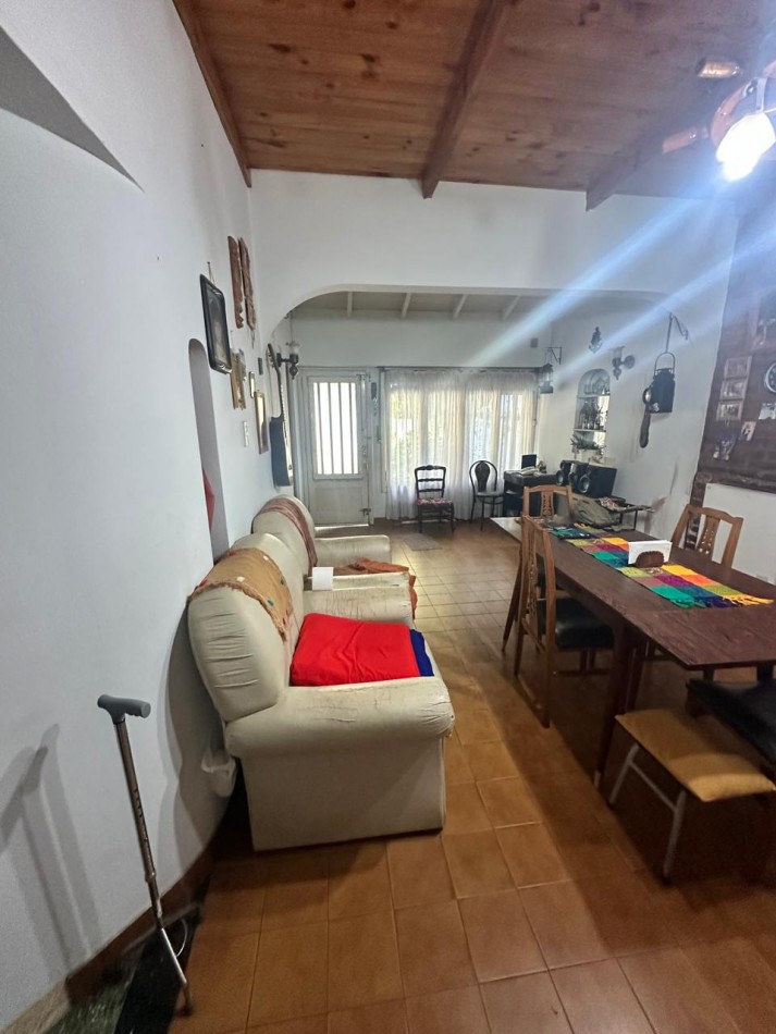 **$770.000.-** - AMPLIA CASA 5 Amb. C/ PATIO, COCHERA y PEQUEÑO GALPON EN ALQUILER - Dr. GALVEZ 1240, PEGADO A LAS VIAS - LANUS ESTE