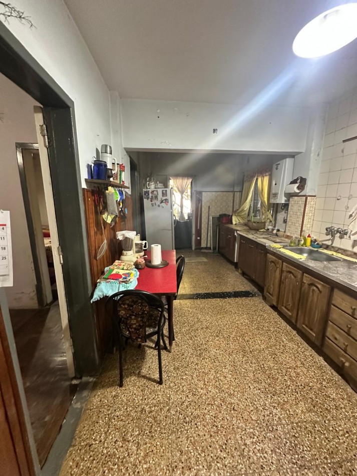 **$770.000.-** - AMPLIA CASA 5 Amb. C/ PATIO, COCHERA y PEQUEÑO GALPON EN ALQUILER - Dr. GALVEZ 1240, PEGADO A LAS VIAS - LANUS ESTE