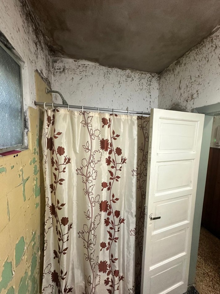 **$770.000.-** - AMPLIA CASA 5 Amb. C/ PATIO, COCHERA y PEQUEÑO GALPON EN ALQUILER - Dr. GALVEZ 1240, PEGADO A LAS VIAS - LANUS ESTE