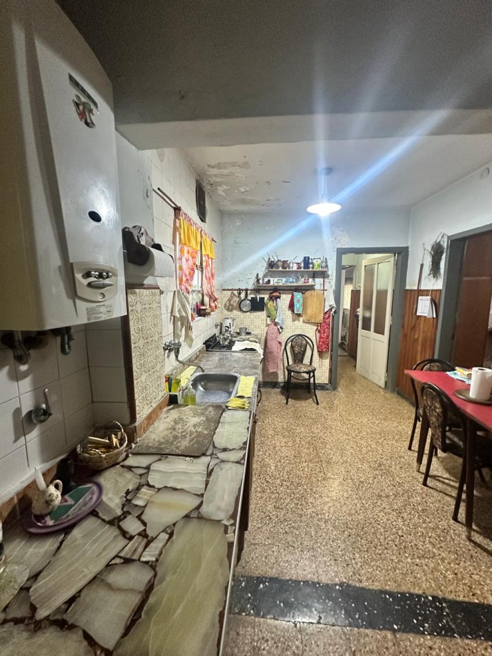 **$770.000.-** - AMPLIA CASA 5 Amb. C/ PATIO, COCHERA y PEQUEÑO GALPON EN ALQUILER - Dr. GALVEZ 1240, PEGADO A LAS VIAS - LANUS ESTE