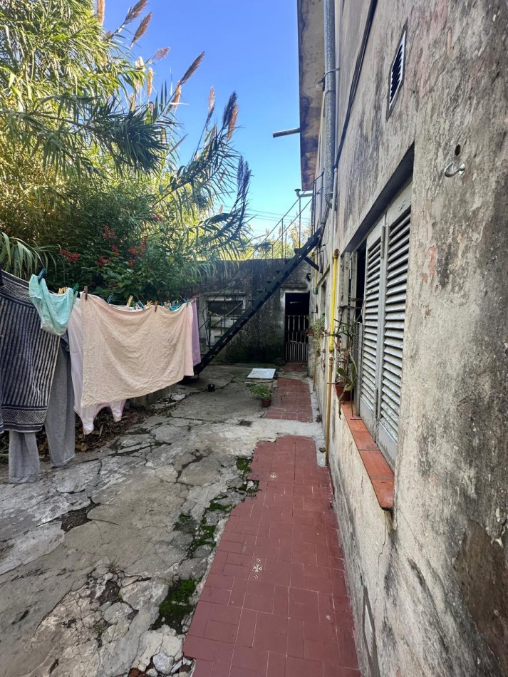 **$770.000.-** - AMPLIA CASA 5 Amb. C/ PATIO, COCHERA y PEQUEÑO GALPON EN ALQUILER - Dr. GALVEZ 1240, PEGADO A LAS VIAS - LANUS ESTE