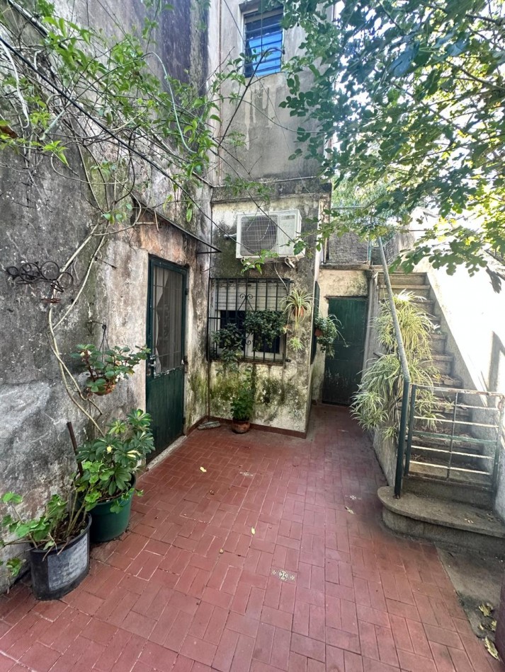 **$770.000.-** - AMPLIA CASA 5 Amb. C/ PATIO, COCHERA y PEQUEÑO GALPON EN ALQUILER - Dr. GALVEZ 1240, PEGADO A LAS VIAS - LANUS ESTE