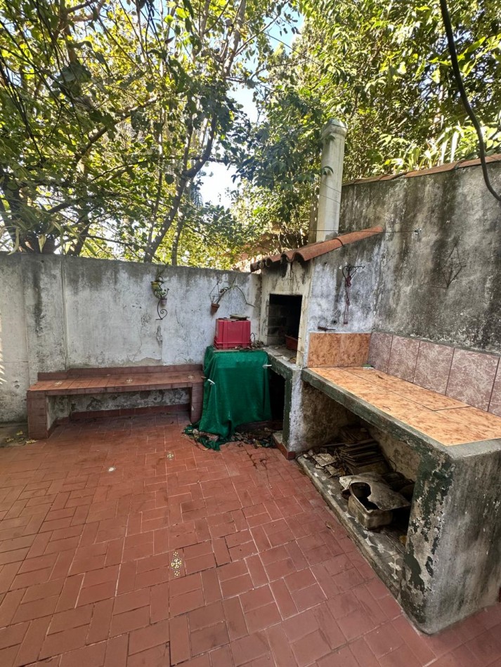 **$770.000.-** - AMPLIA CASA 5 Amb. C/ PATIO, COCHERA y PEQUEÑO GALPON EN ALQUILER - Dr. GALVEZ 1240, PEGADO A LAS VIAS - LANUS ESTE