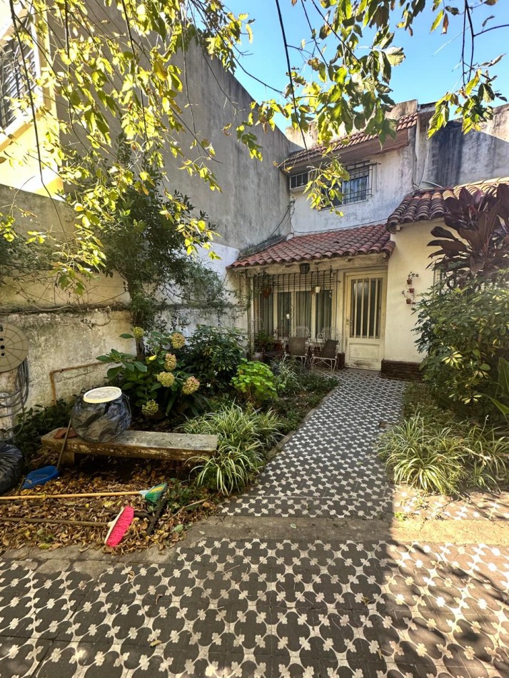 **$770.000.-** - AMPLIA CASA 5 Amb. C/ PATIO, COCHERA y PEQUEÑO GALPON EN ALQUILER - Dr. GALVEZ 1240, PEGADO A LAS VIAS - LANUS ESTE