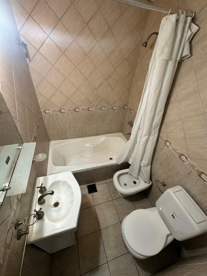 **u$s 53.000.-** PH 3 AMB. INTERNO CON PATIO 67m2 TOTALES - Av. Intendente Quindimil 1100, Esq. Av. San Martin - Lanus 