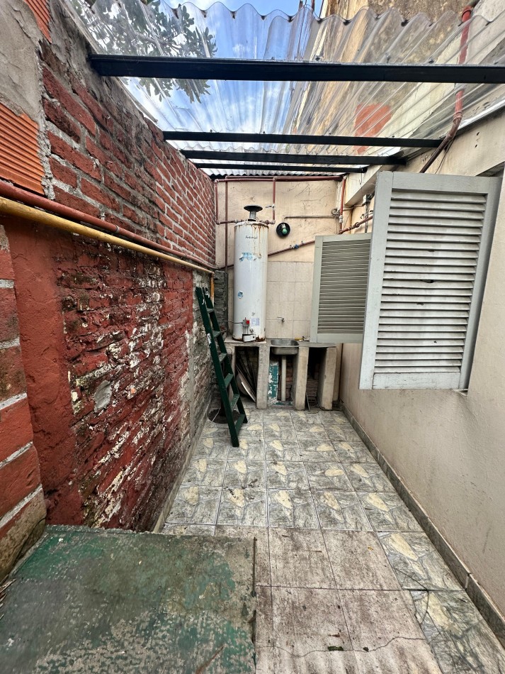 **u$s 53.000.-** PH 3 AMB. INTERNO CON PATIO 67m2 TOTALES - Av. Intendente Quindimil 1100, Esq. Av. San Martin - Lanus 