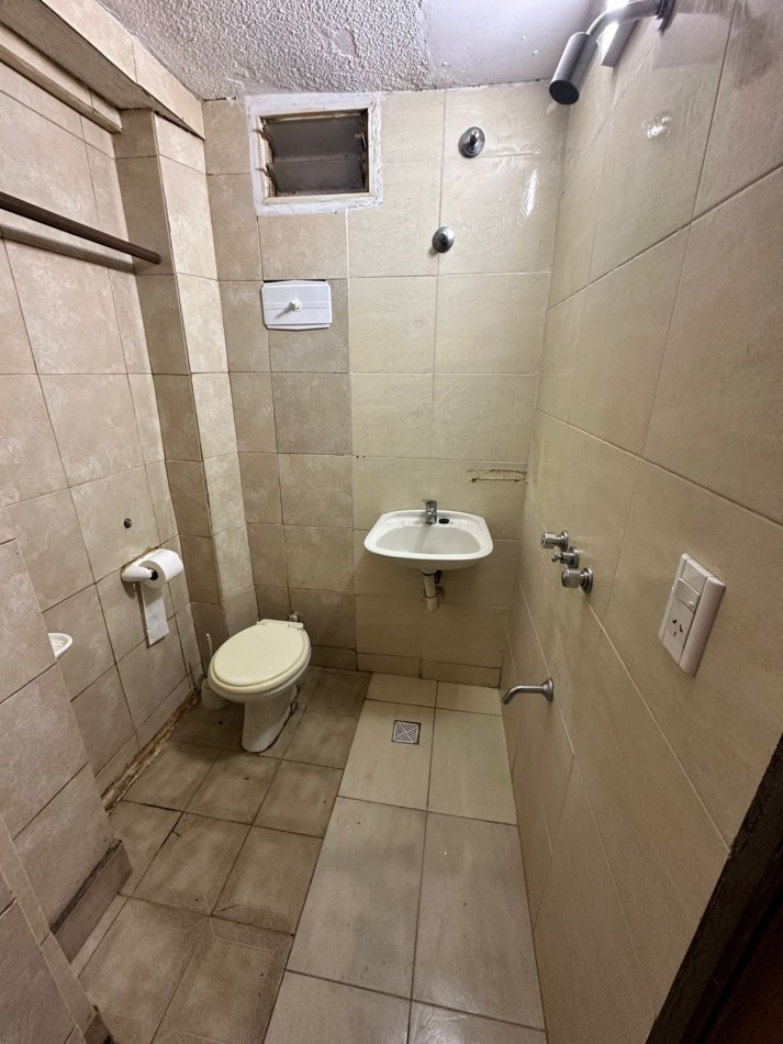 **$240.000.-** Monoambiente al frente en Alquiler - EXCLUEYENTE UNA SOLA PERSONA - Balcarce 800 - Lanus