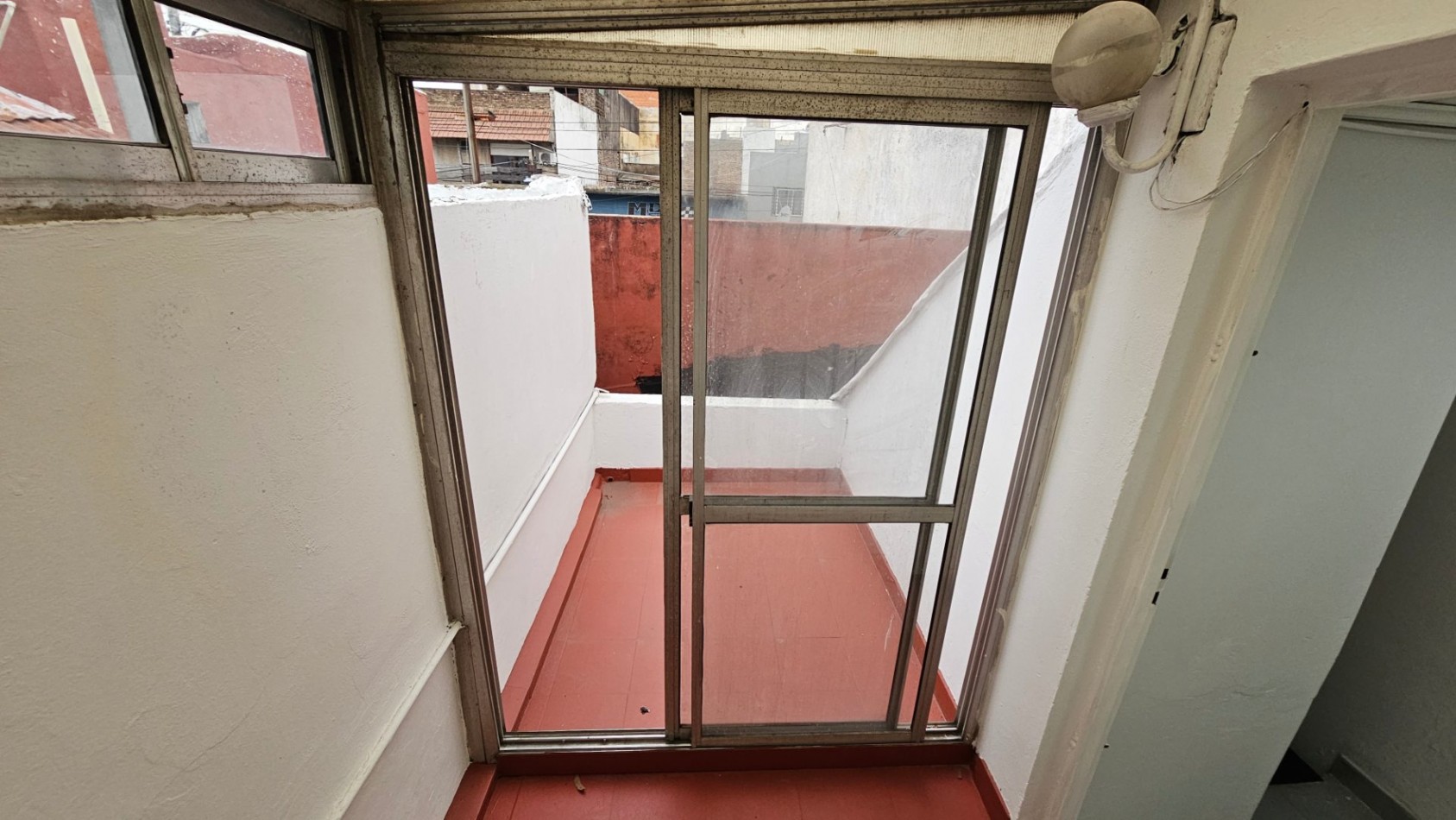 **$450.000.-** - Dpto. 2 Amb. en alquiler ¡¡NO ABONA EXPENSAS¡¡ - Planta Baja Interno -- Sayos 3040 - Valentin Alsina 