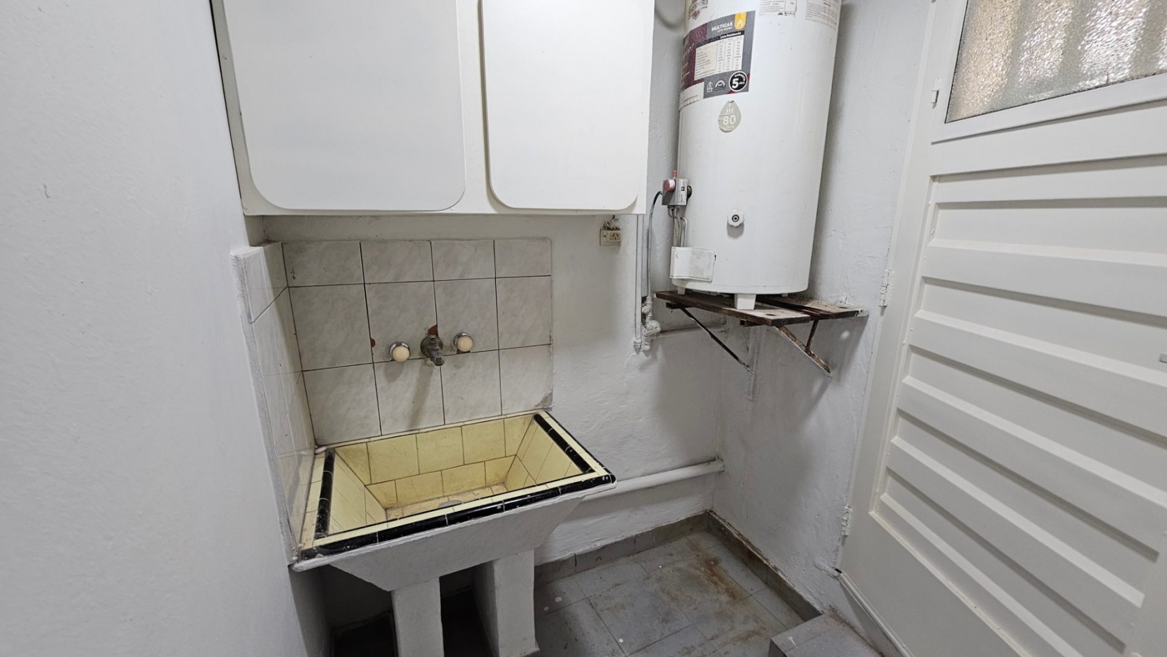 **$450.000.-** - Dpto. 2 Amb. en alquiler ¡¡NO ABONA EXPENSAS¡¡ - Planta Baja Interno -- Sayos 3040 - Valentin Alsina 