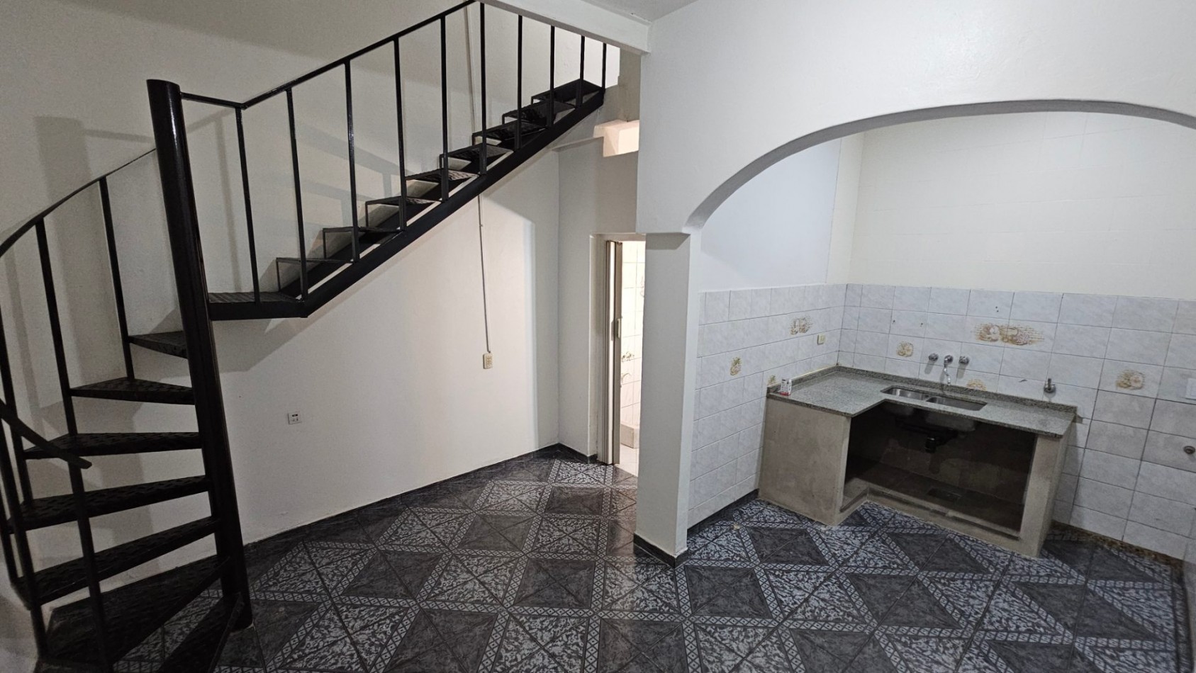 **$450.000.-** - Dpto. 2 Amb. en alquiler ¡¡NO ABONA EXPENSAS¡¡ - Planta Baja Interno -- Sayos 3040 - Valentin Alsina 