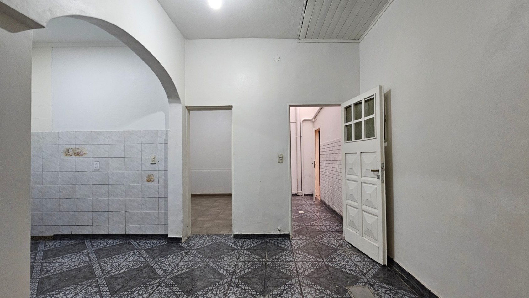 **$450.000.-** - Dpto. 2 Amb. en alquiler ¡¡NO ABONA EXPENSAS¡¡ - Planta Baja Interno -- Sayos 3040 - Valentin Alsina 