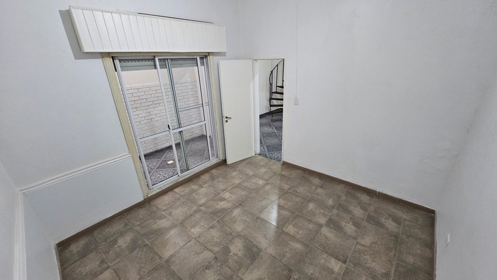 **$450.000.-** - Dpto. 2 Amb. en alquiler ¡¡NO ABONA EXPENSAS¡¡ - Planta Baja Interno -- Sayos 3040 - Valentin Alsina 