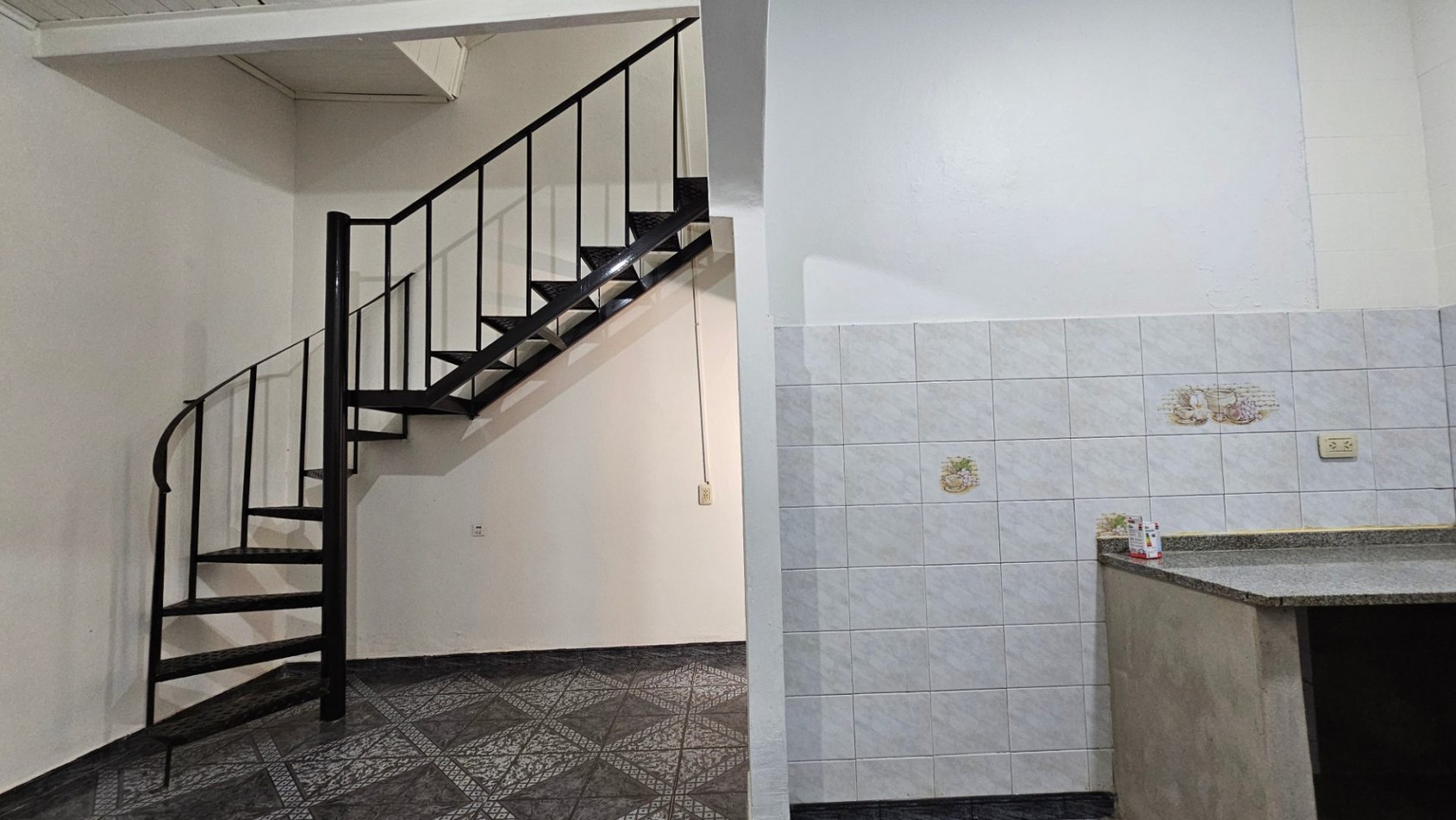 **$450.000.-** - Dpto. 2 Amb. en alquiler ¡¡NO ABONA EXPENSAS¡¡ - Planta Baja Interno -- Sayos 3040 - Valentin Alsina 