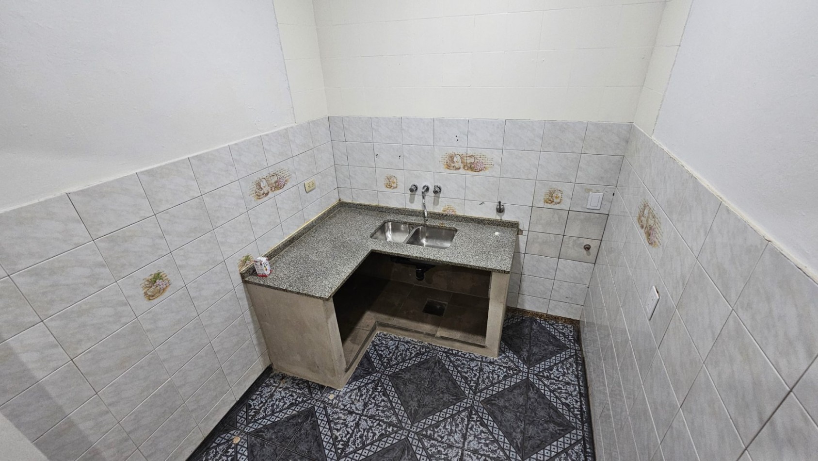 **$450.000.-** - Dpto. 2 Amb. en alquiler ¡¡NO ABONA EXPENSAS¡¡ - Planta Baja Interno -- Sayos 3040 - Valentin Alsina 