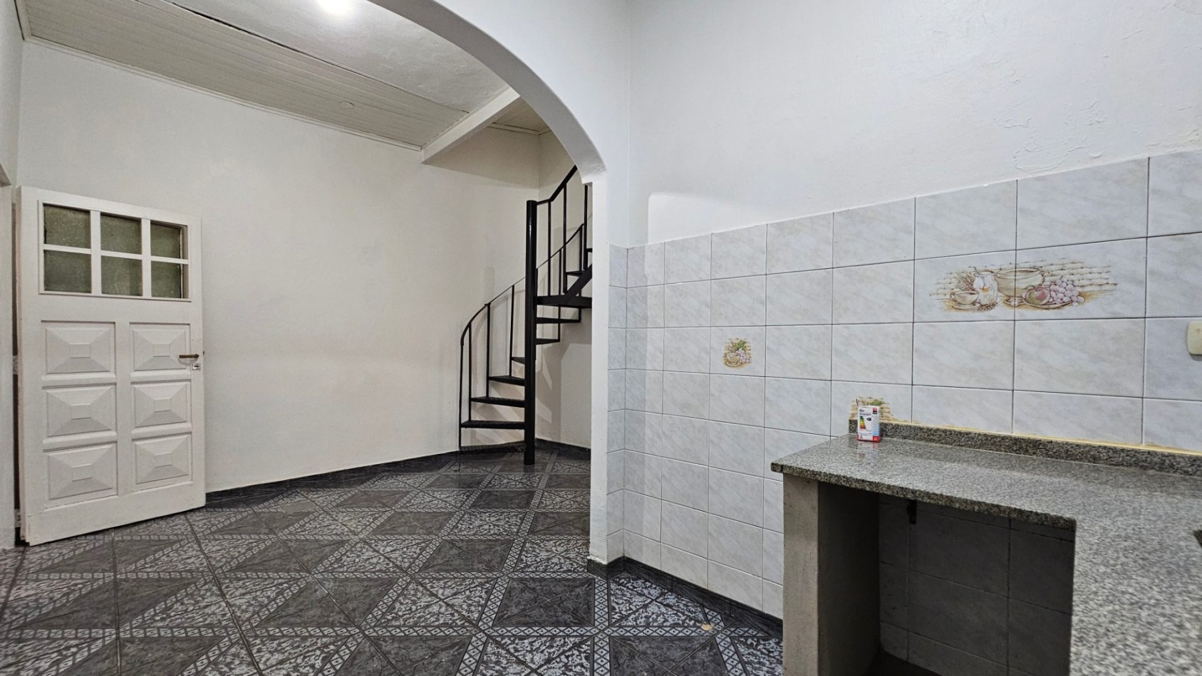**$450.000.-** - Dpto. 2 Amb. en alquiler ¡¡NO ABONA EXPENSAS¡¡ - Planta Baja Interno -- Sayos 3040 - Valentin Alsina 