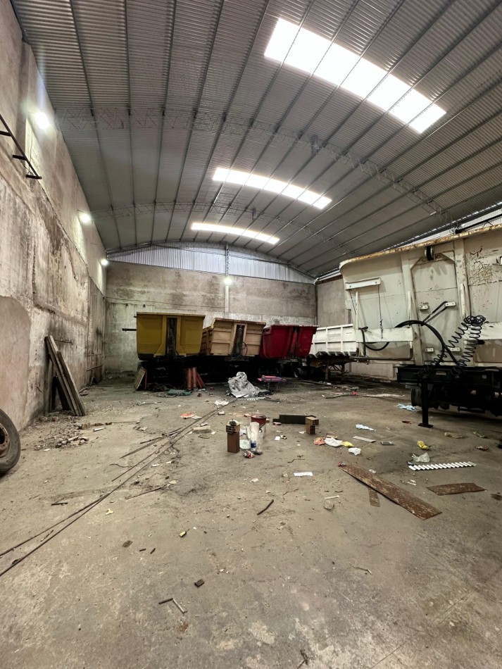 **650 m2 en planta** - DISPONIBLE AGOSTO 2026 - Galpon de 650 m2 con oficinas, altura de 9 m2 (ideal Rackear mercaderia), Piso de hormigon a nuevo - Viamonte y Molinedo - Lanus
