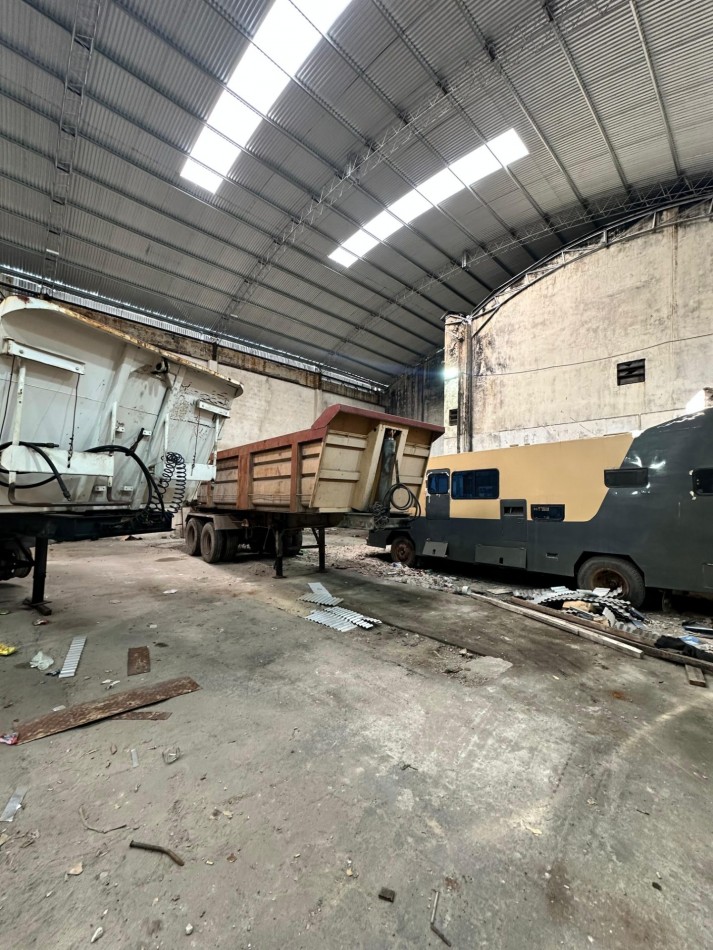 **650 m2 en planta** - DISPONIBLE AGOSTO 2026 - Galpon de 650 m2 con oficinas, altura de 9 m2 (ideal Rackear mercaderia), Piso de hormigon a nuevo - Viamonte y Molinedo - Lanus