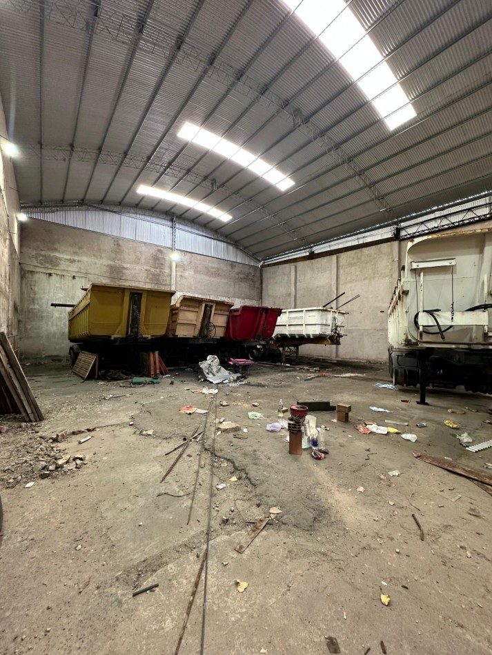 **650 m2 en planta** - DISPONIBLE AGOSTO 2026 - Galpon de 650 m2 con oficinas, altura de 9 m2 (ideal Rackear mercaderia), Piso de hormigon a nuevo - Viamonte y Molinedo - Lanus