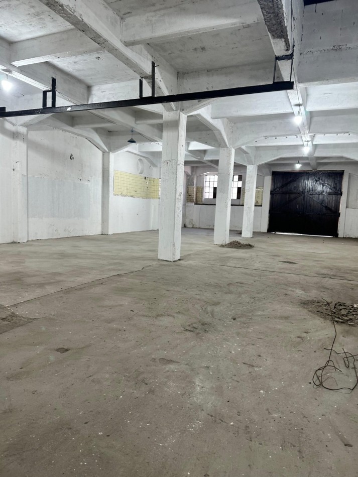 **1100 m2 en Planta**, 90x13 m2, Salida a dos calles, Todo Losa, Altura 5,5 m2 - Opcion 1100 m2 MAS en P.A - Entre Rios y Conesa - Piñeyro - Avellaneda 