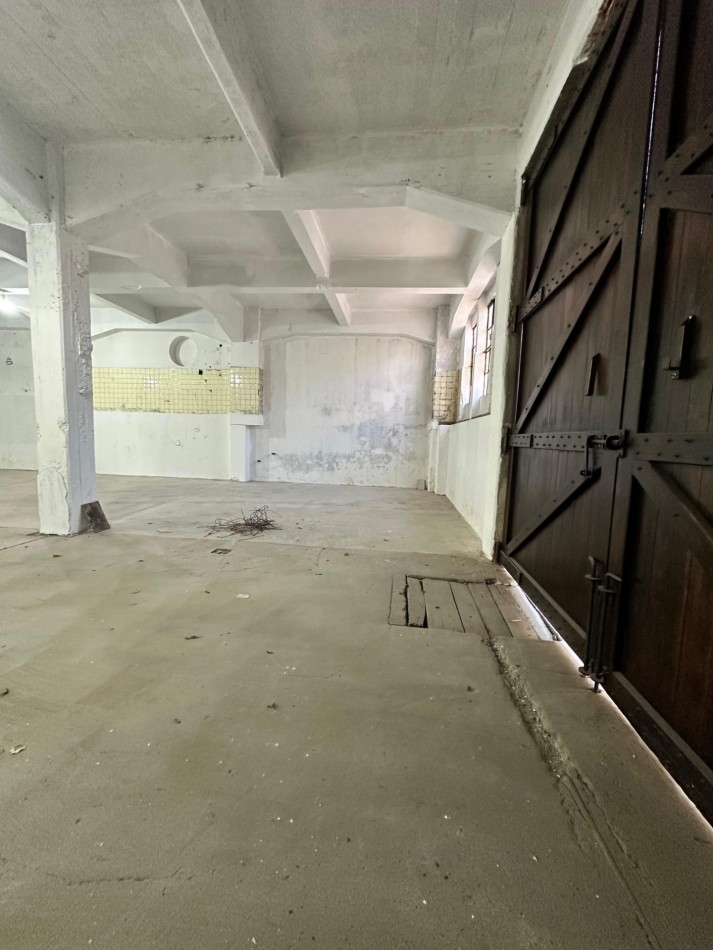 **1100 m2 en Planta**, 90x13 m2, Salida a dos calles, Todo Losa, Altura 5,5 m2 - Opcion 1100 m2 MAS en P.A - Entre Rios y Conesa - Piñeyro - Avellaneda 