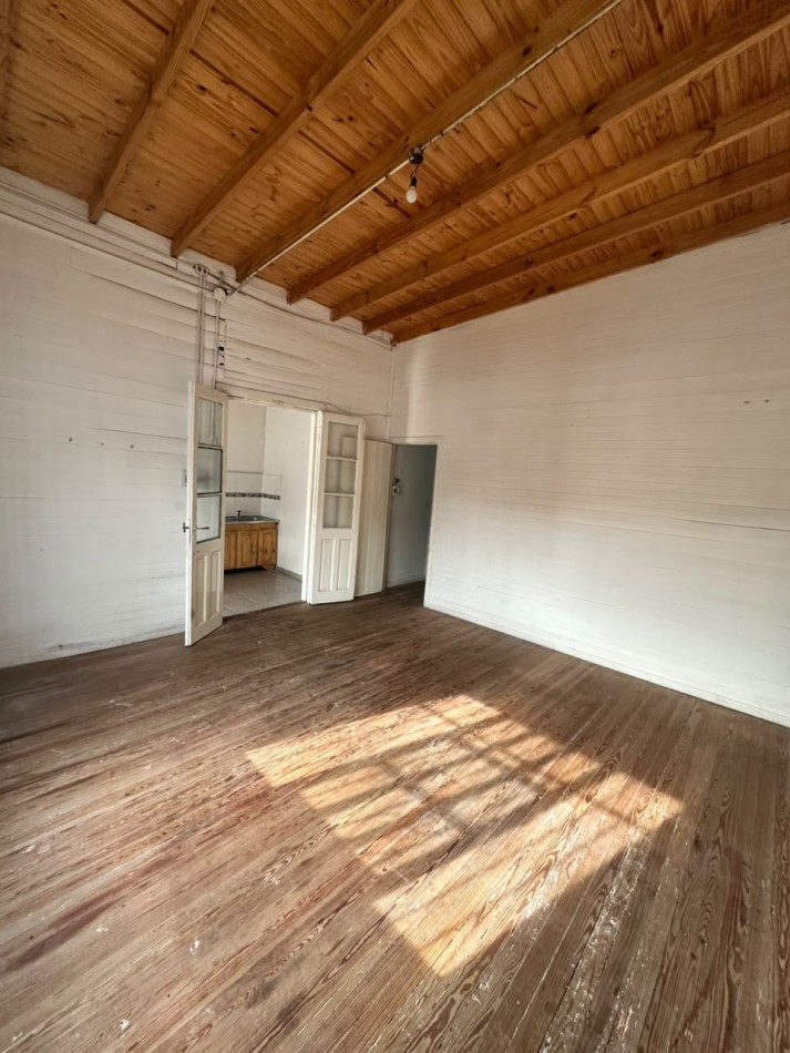 **$650.000.-** - PH TIPO CASA AL FRENTE DE 2 AMB. y MEDIO CON GARAGE EN ALQUILER S/EXPENSAS - JUJUY 1640 