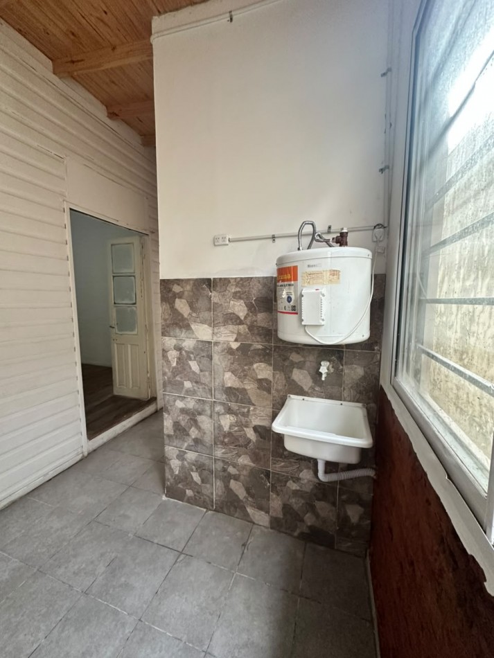 **$650.000.-** - PH TIPO CASA AL FRENTE DE 2 AMB. y MEDIO CON GARAGE EN ALQUILER S/EXPENSAS - JUJUY 1640 