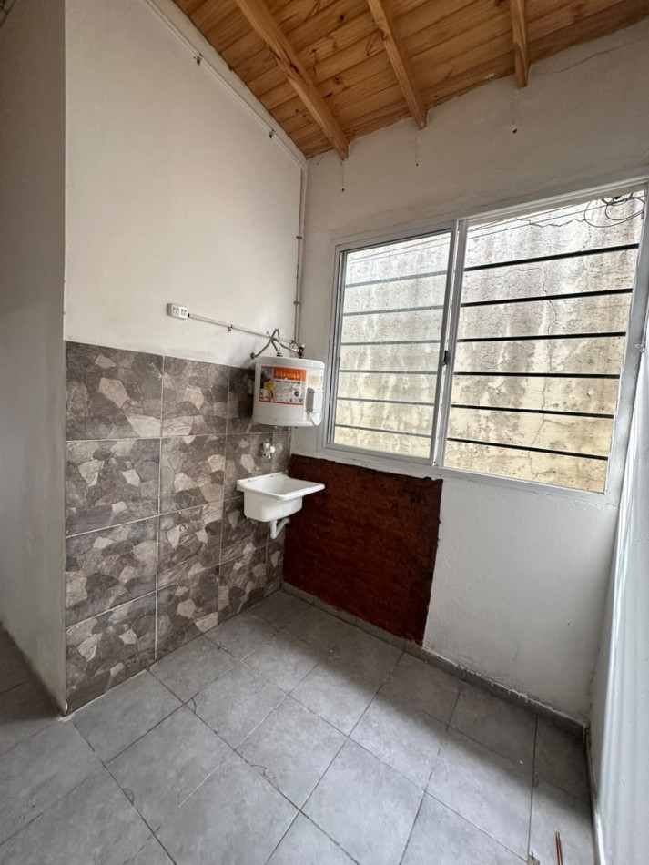 **$650.000.-** - PH TIPO CASA AL FRENTE DE 2 AMB. y MEDIO CON GARAGE EN ALQUILER S/EXPENSAS - JUJUY 1640 