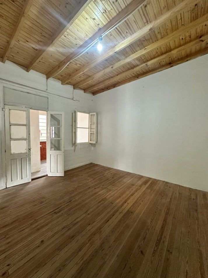 **$650.000.-** - PH TIPO CASA AL FRENTE DE 2 AMB. y MEDIO CON GARAGE EN ALQUILER S/EXPENSAS - JUJUY 1640 