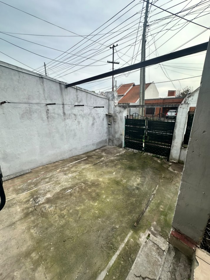 **$650.000.-** - PH TIPO CASA AL FRENTE DE 2 AMB. y MEDIO CON GARAGE EN ALQUILER S/EXPENSAS - JUJUY 1640 