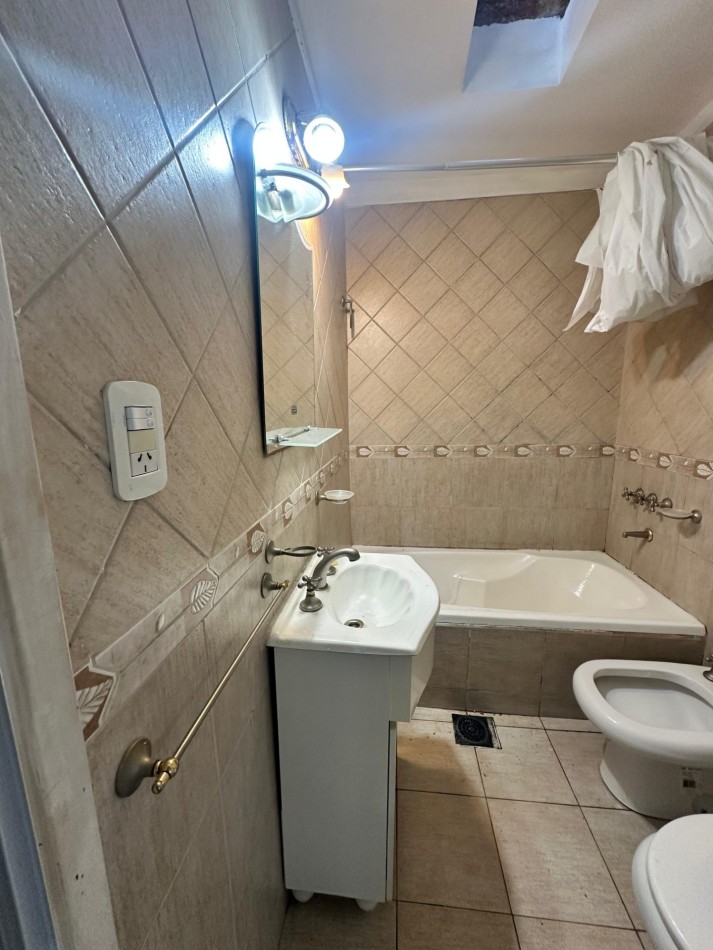 ALQUILER PH INTERNO 3 AMB. CON PATIO - NO ABONA EXPENSAS - Av. Intendente Quindimil 1100, Lanus Oeste