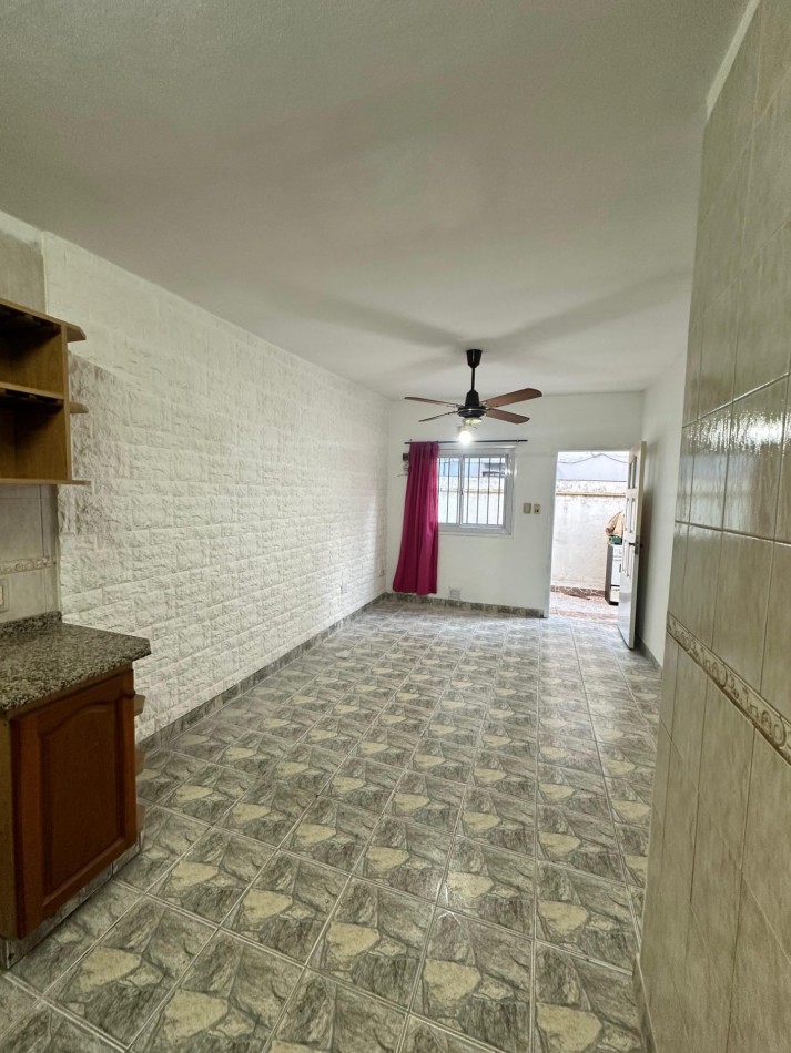 ALQUILER PH INTERNO 3 AMB. CON PATIO - NO ABONA EXPENSAS - Av. Intendente Quindimil 1100, Lanus Oeste
