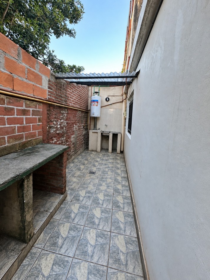 ALQUILER PH INTERNO 3 AMB. CON PATIO - NO ABONA EXPENSAS - Av. Intendente Quindimil 1100, Lanus Oeste