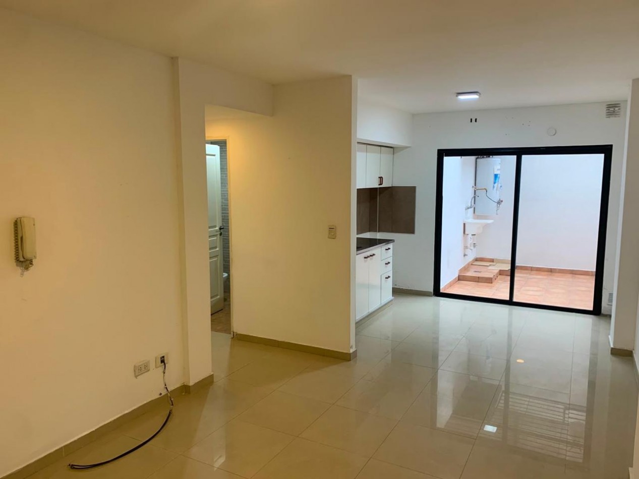 Alquiler Monoambiente en Planta Baja al frente con Patio (DISPONIBLE A PARTIR DE NOVIEMBRE 2026) - Coronel Segui 320 - Lanus Oeste