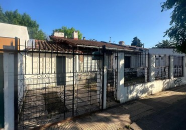 CASA 3 AMBIENTES CON COCHERA y GRAN FONDO LIBRE - SOBRE LOTE 10x40 - Carlos Dihel y Sarmiento - Longchamps 