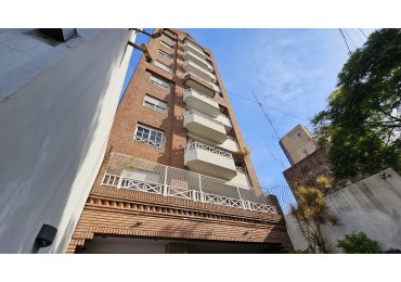 AMPLIO SEMIPISO DE 2 AMB. C/ COCHERA EN PISO ALTO EN VENTA - LAS PIEDRAS 1400 - LANUS ESTE
