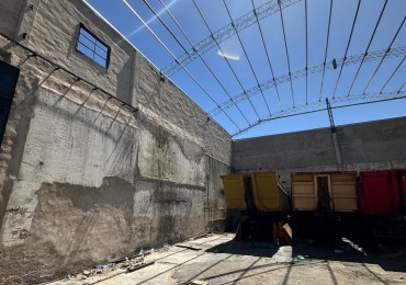 **650 m2 en planta** - DISPONIBLE MARZO 2026 - Galpon de 650 m2 con oficinas, altura de 9 m2 (ideal Rackear mercaderia), Piso de hormigon a nuevo - Viamonte y Molinedo - Lanus