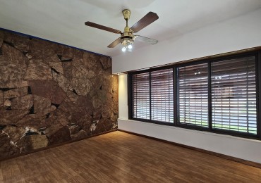 **u$s 130.000.-** - Casa en venta en ochava de 3 amb. terraza, patio y cochera - Jujuy 1300 - Lanus