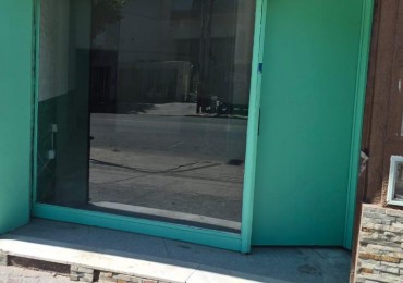 **$780.000.-** LOCAL EN ALQUILER 50 m2 aprox a Mtrs De Av. HIPOLITO YRIGOYEN - AV. INT. QUINDIMIL  19