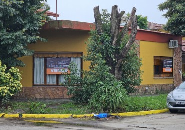 **u$s 80.000.-** Casa en venta sobre lote propio en esquina sobre Palma de Mallorca al 3800 - Quilmes.-