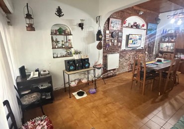 **$770.000.-** - AMPLIA CASA 5 Amb. C/ PATIO, COCHERA y PEQUEÑO GALPON EN ALQUILER - Dr. GALVEZ 1240, PEGADO A LAS VIAS - LANUS ESTE