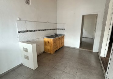 **$650.000.-** - PH TIPO CASA AL FRENTE DE 2 AMB. y MEDIO CON GARAGE EN ALQUILER S/EXPENSAS - JUJUY 1640 